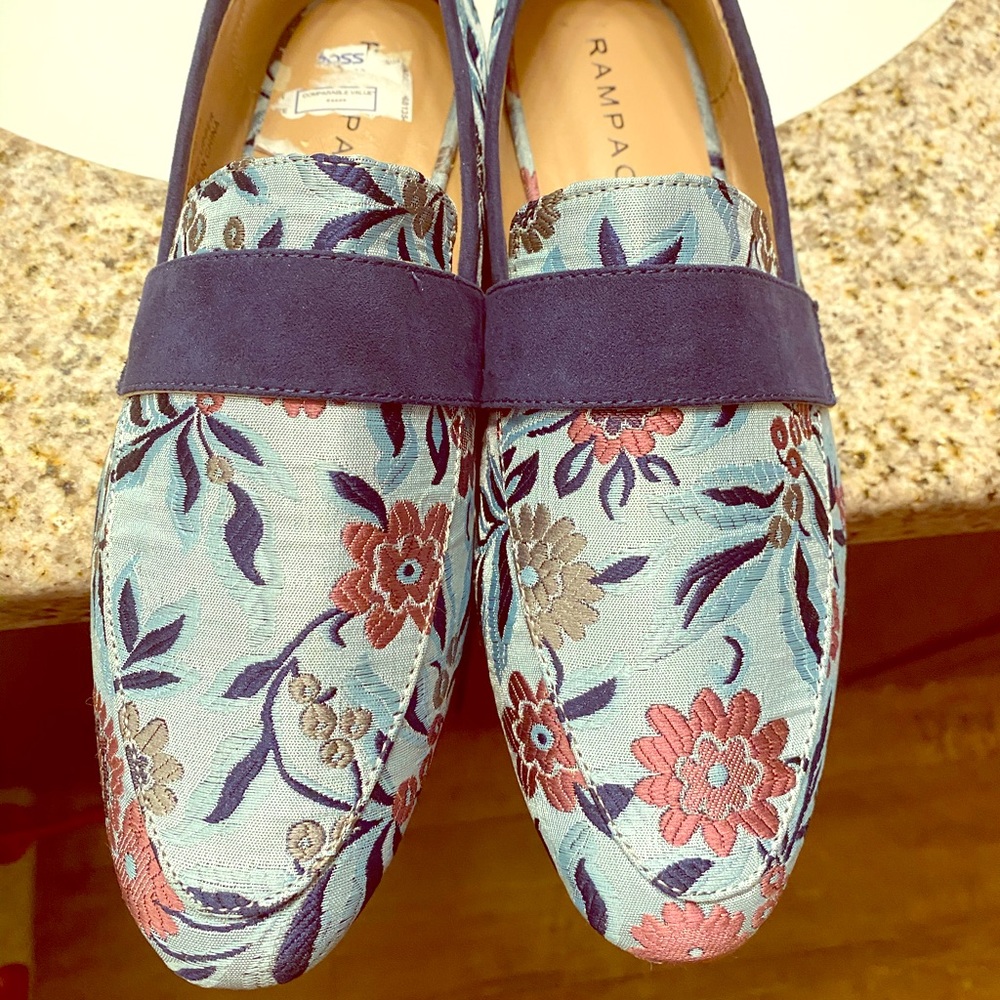 Beautiful flowered woman’s shoes. Size 8 narrow